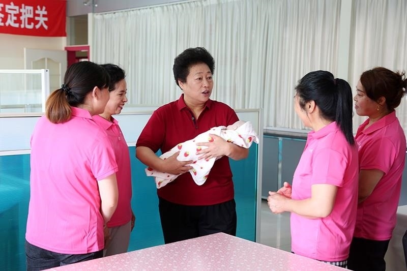 △2021年6月2日，卓長(zhǎng)立（中）指導(dǎo)正在接受培訓(xùn)的家政服務(wù)員。