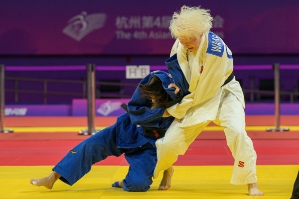 10月24日，杭州第4屆亞殘運會柔道女子J2級57公斤級決賽舉行。圖為中國隊選手王嘉楠（右）和日本隊選手廣瀨順子在比賽中。圖片來源：杭州亞殘組委
