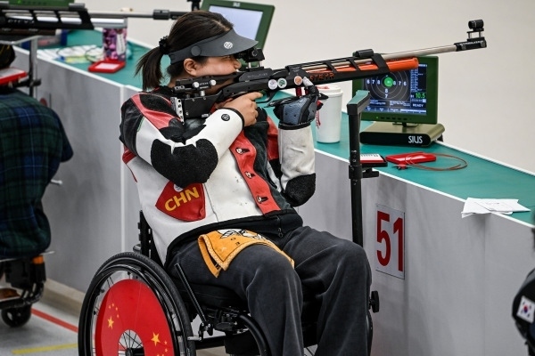 10月23日，杭州第4屆亞殘運會射擊(R2)SH1級女子10米氣步槍立射資格賽舉行。圖為中國隊選手張翠平在比賽中。圖片來源：杭州亞殘組委
