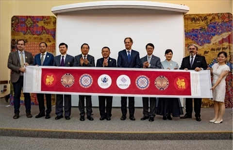 “絲路綺粲—中國(guó)絲綢藝術(shù)展”開(kāi)幕式在匈牙利首都布達(dá)佩斯舉行。布達(dá)佩斯中國(guó)文化中心供圖