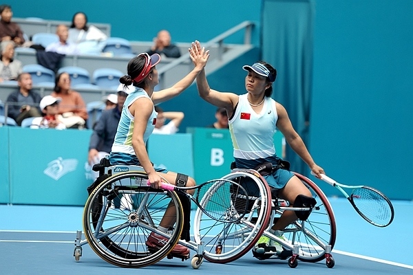 10月25日，杭州亞殘運(yùn)會輪椅網(wǎng)球女雙決賽，中國組合朱珍珍(右)/郭珞瑤慶祝得分。人民網(wǎng)記者 胡雪蓉攝