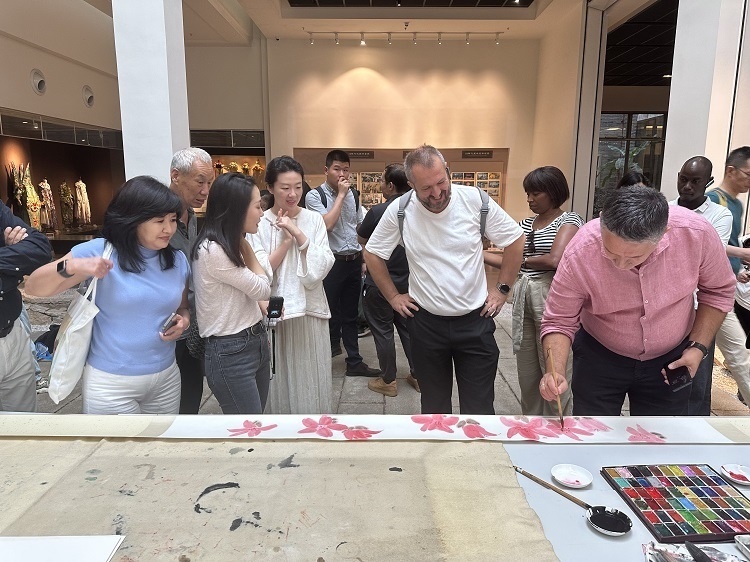 首屆國際傳播“絲路獎”獲獎代表等在廣州市荔灣區(qū)永慶坊參加文化交流活動。楊爍壁、王燕攝影報道