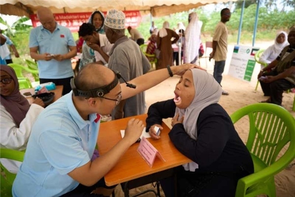 醫(yī)療隊為當地患者義診。中國援桑醫(yī)療隊供圖