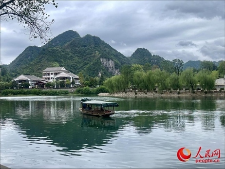 秋日的邊城鎮(zhèn)，青山滴翠、碧水含情。人民網(wǎng) 周靜圓攝