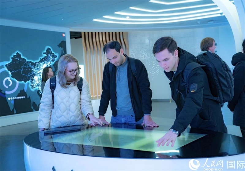 歐亞國家記者在國家大數(shù)據(jù)（貴州）綜合試驗區(qū)交流體驗中心參觀。人民網(wǎng) 陽茜攝