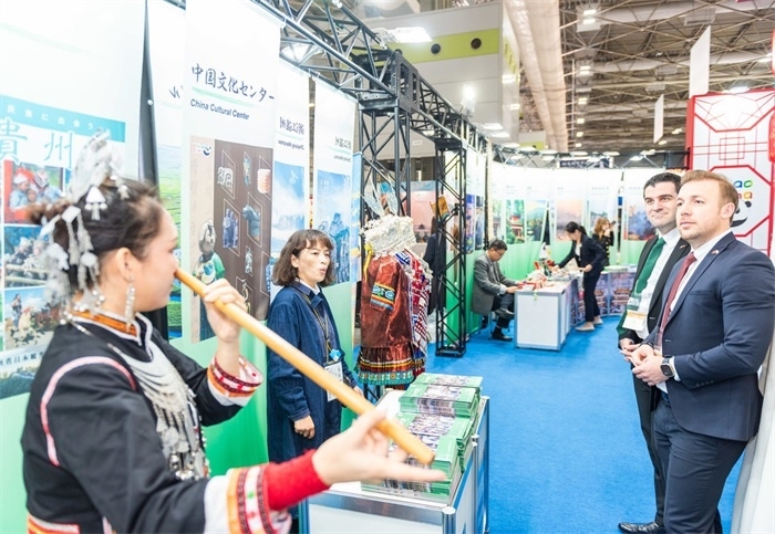 日本國際旅游博覽會中國展館的黎族非遺項目“鼻簫”表演。圖片由中國駐東京旅游辦事處提供