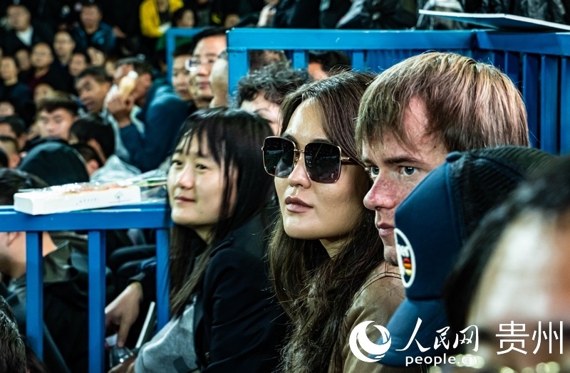 外媒記者走進“村BA”決賽現(xiàn)場觀看比賽。人民網 陽茜 攝