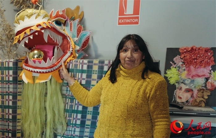 “熊貓閱覽室”一角。盧漢·梅洛為記者展示大使館贈送的龍頭。人民網(wǎng)記者 張若涵攝