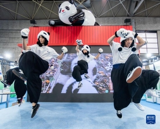  10月29日，街舞隊(duì)在日本大阪國(guó)際會(huì)展中心中國(guó)館表演街舞。新華社發(fā)（中國(guó)駐大阪旅游辦事處供圖）