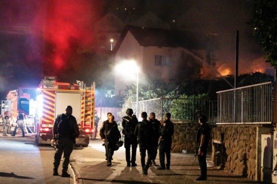  10月29日，在以色列北部城市謝莫納，以軍士兵和急救人員在一處被火箭彈擊中的現(xiàn)場執(zhí)勤。新華社發(fā)（阿亞爾·馬爾戈林?jǐn)z/基尼圖片社）