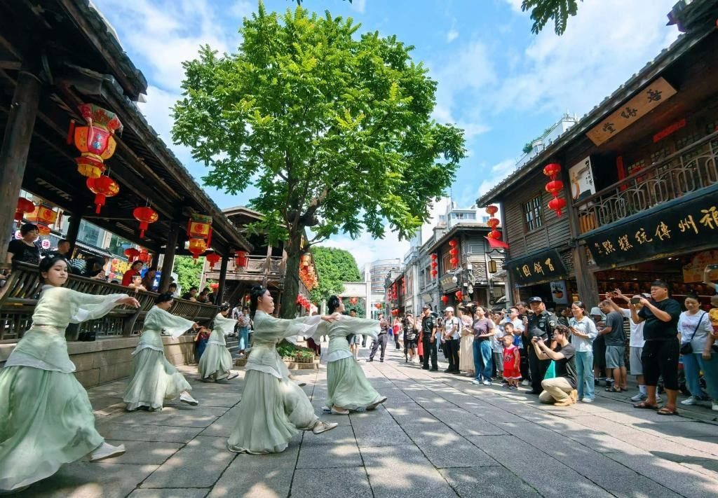國(guó)慶節(jié)期間，福州市三坊七巷歷史文化街區(qū)上演《尋夢(mèng)閩都》快閃。新華社發(fā)