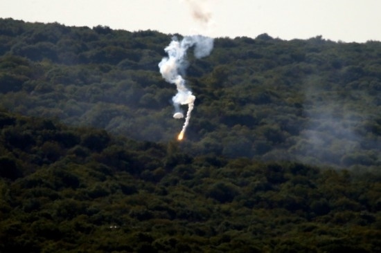 10月28日，閃光彈落在黎巴嫩納古拉樹(shù)林中燃起濃煙。新華社發(fā)（阿里·哈希紹攝）