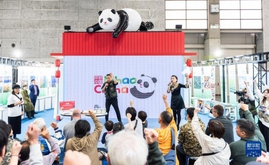  10月29日，游客在日本大阪國(guó)際會(huì)展中心中國(guó)館參與中國(guó)旅游知識(shí)問(wèn)答活動(dòng)。新華社發(fā)（中國(guó)駐大阪旅游辦事處供圖）