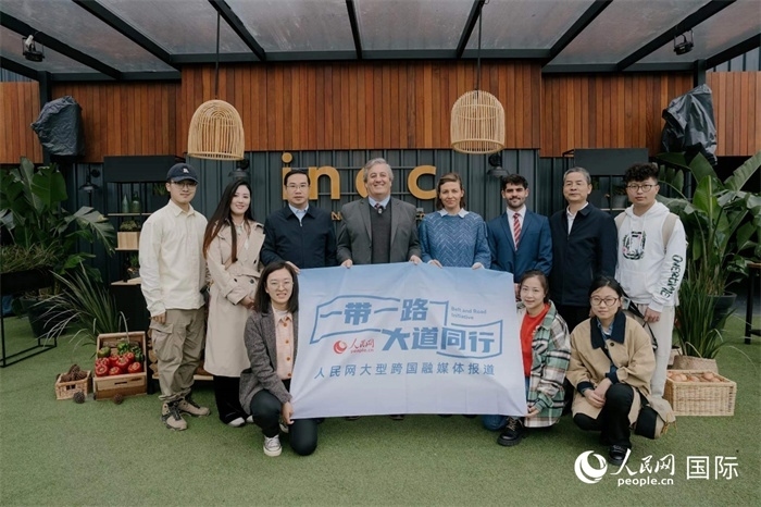 在烏拉圭第118屆普拉多牧農(nóng)業(yè)國(guó)際博覽會(huì)上，烏拉圭國(guó)家肉類協(xié)會(huì)主席與人民網(wǎng)記者合影。人民網(wǎng)記者 張若涵攝