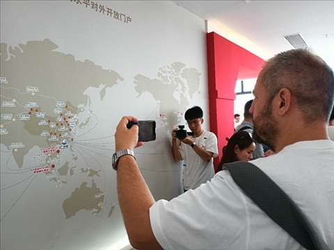 來自波黑的法魯克·博里奇用手機記錄廣州港可以通達到的世界城市與地區(qū)。石青川 攝