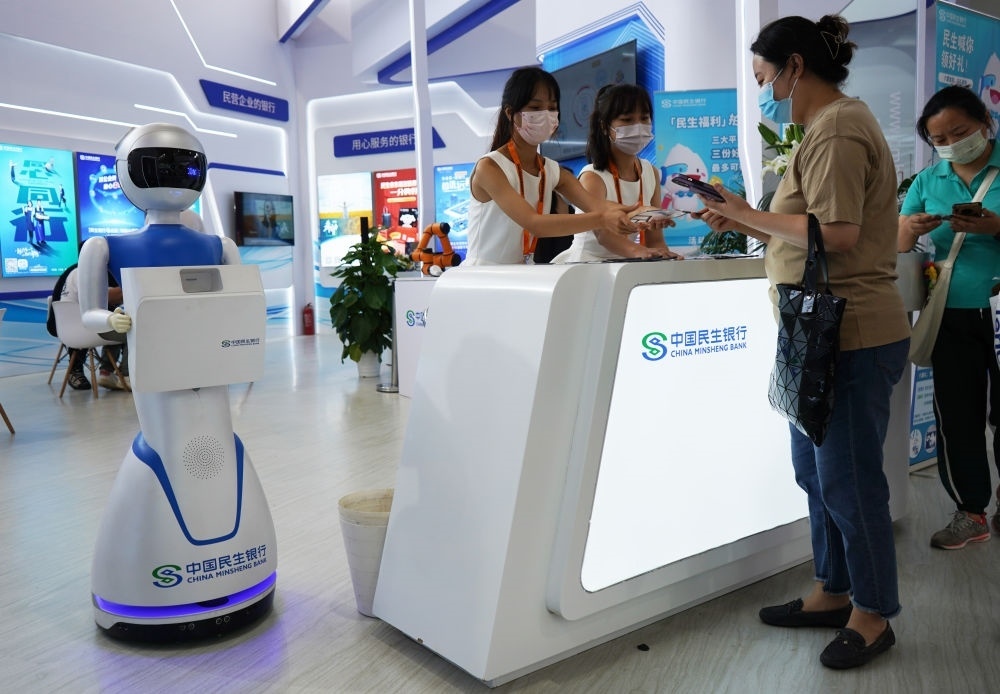 2022年9月4日，在服貿(mào)會首鋼園區(qū)金融服務專題展上，參觀者在中國民生銀行展臺咨詢金融業(yè)務。新華社記者 金皓原 攝