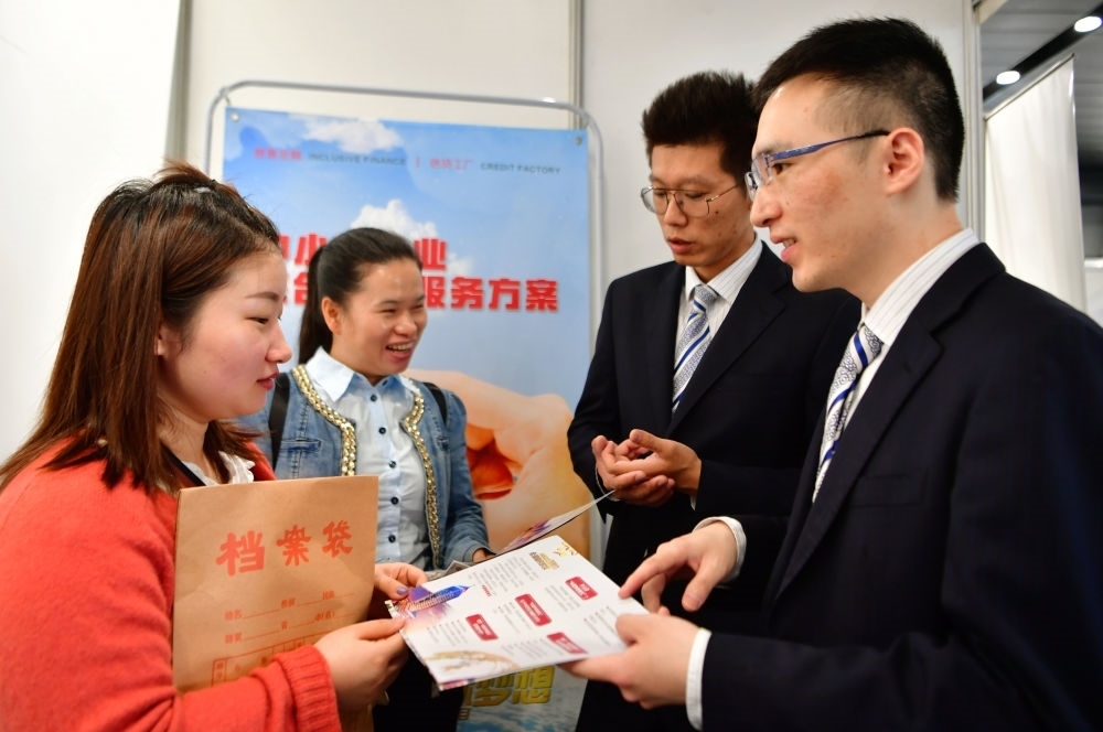 2019年5月9日，兩名鞋業(yè)公司的工作人員（左一和左二）向銀行工作人員咨詢中小微企業(yè)金融服務方案細則。當日，福建自貿(mào)區(qū)福州片區(qū)稅企銀三方對接會在馬尾基金小鎮(zhèn)舉辦，來自傳統(tǒng)制造業(yè)、物聯(lián)網(wǎng)和電子商務等行業(yè)的企業(yè)代表參加對接會。新華社記者 魏培全 攝