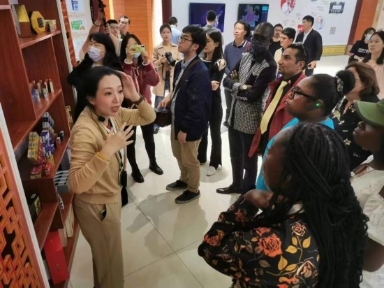 2023“一帶一路”媒體合作論壇聯(lián)合采訪團(tuán)參觀仁和863科技園產(chǎn)品展示區(qū)。（本報記者 黃超攝）