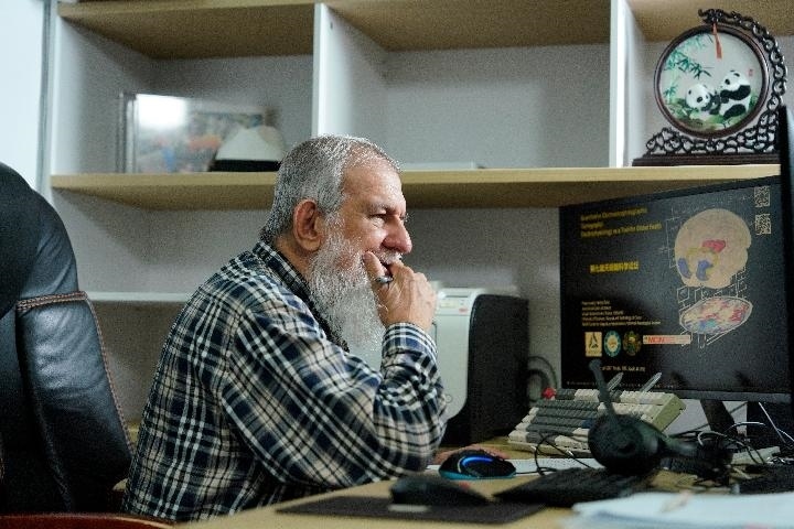 10月31日，古巴科學(xué)家裴德樂在電子科技大學(xué)做科研。