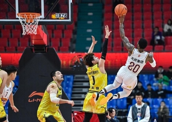 11月4日，北京控股隊(duì)球員費(fèi)爾德（右一）在比賽中投籃。新華社記者 顏麟蘊(yùn) 攝