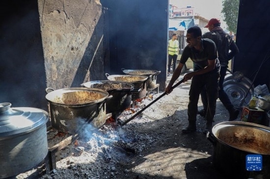 11月3日，在加沙地帶南部城市拉法，人們在煤氣中斷后用柴火做飯。新華社發(fā)（里澤克·阿卜杜勒賈瓦德攝）