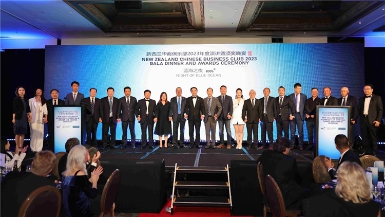 新西蘭華商聯(lián)合總會(huì)首批會(huì)員代表上臺(tái)亮相。攝影：張凱