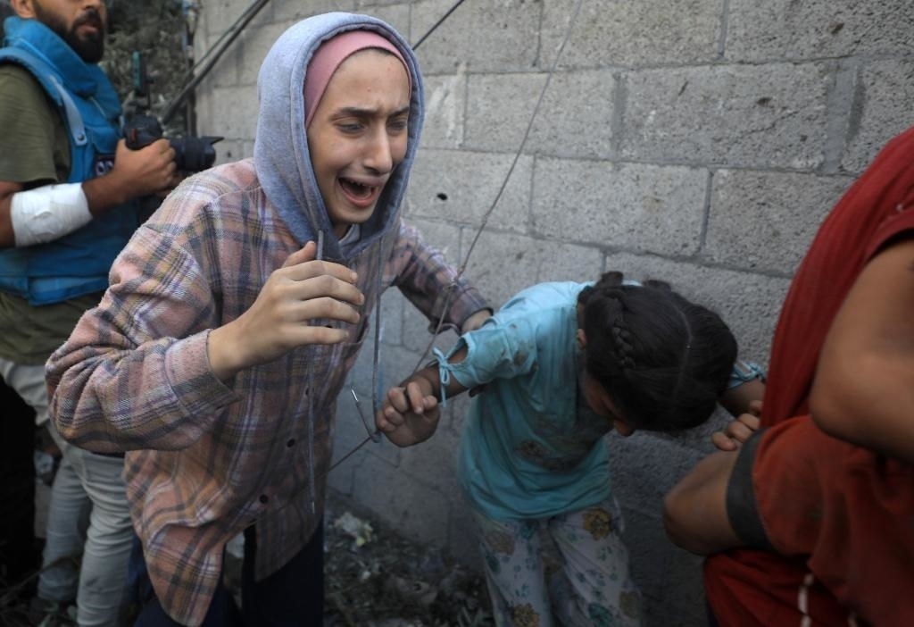 11月6日，人們從加沙地帶中部地區(qū)一處被炸難民營(yíng)逃離。新華社發(fā)（亞西爾·庫(kù)迪攝）