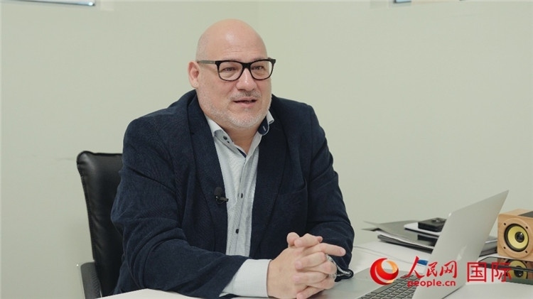 烏拉圭《共和國(guó)報(bào)》總編輯胡安·布蘭卡接受人民網(wǎng)專(zhuān)訪。人民網(wǎng)記者 張若涵攝