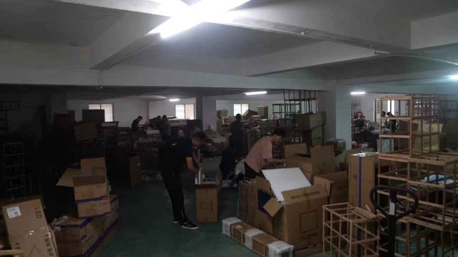 查處倉庫現(xiàn)場。重慶市梁平區(qū)公安局供圖。