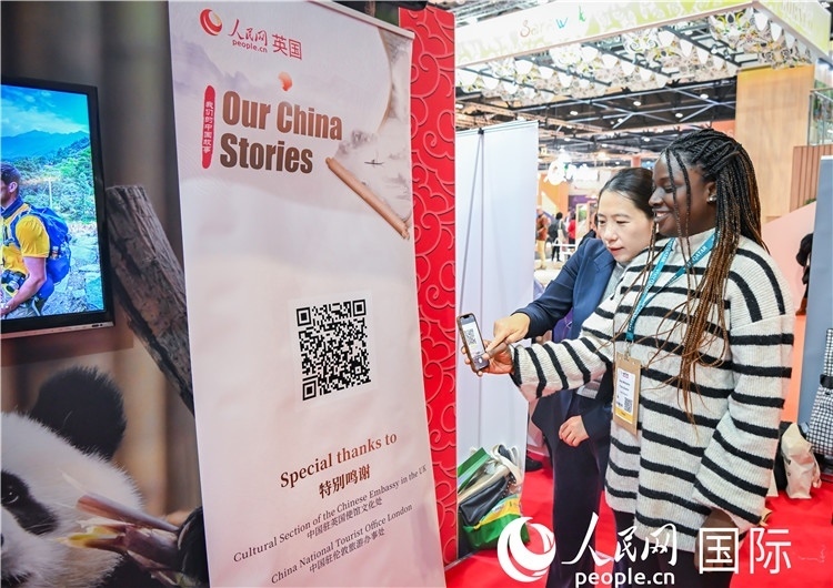 觀眾掃碼《我們的中國故事》系列視頻。人民網(wǎng) 郭錦標攝