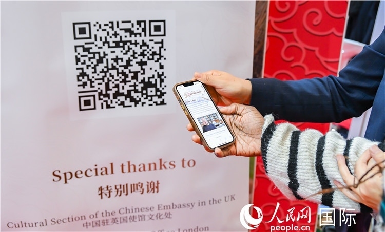 觀眾掃碼《我們的中國故事》系列視頻。人民網(wǎng) 郭錦標攝