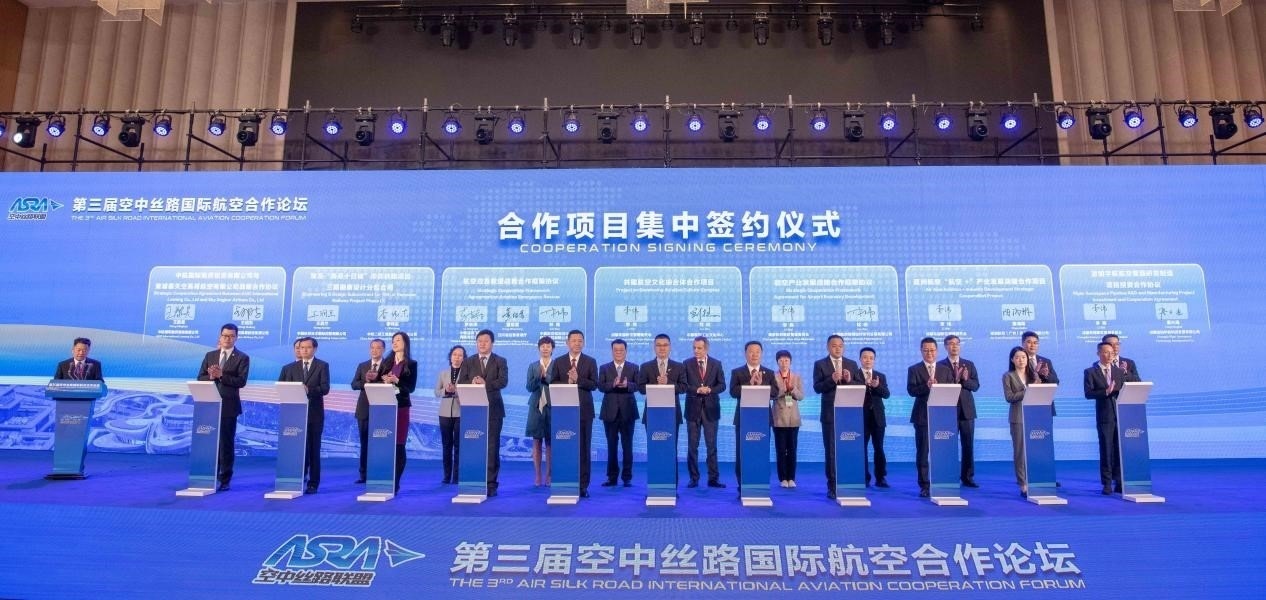 圖為7個國內外合作項目現(xiàn)場簽約。人民網(wǎng)記者 唐宋攝