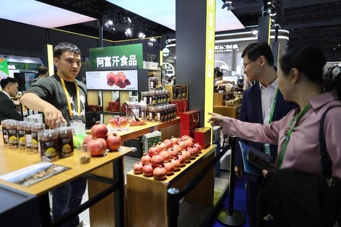 11月6日，在第六屆進(jìn)博會食品及農(nóng)產(chǎn)品展區(qū)，阿富汗食品吸引參展人員。