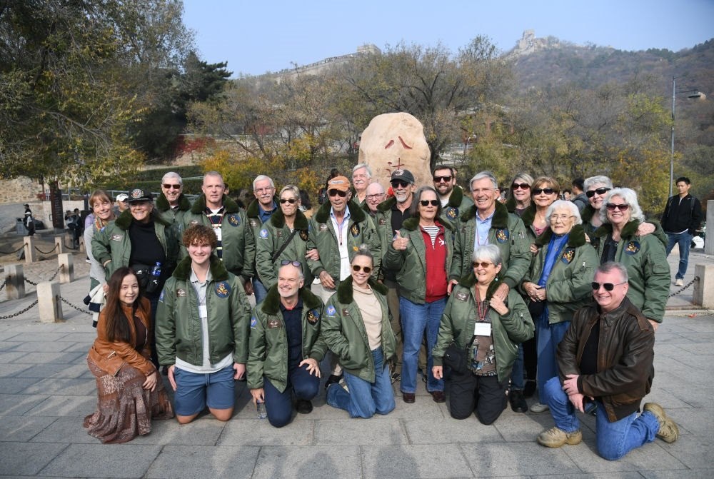 2023年10月29日，飛虎隊老兵莫耶一行人在北京八達嶺長城合影留念。當日，美中航空遺產(chǎn)基金會訪華代表團成員陸續(xù)抵達北京。新華社記者 任超 攝