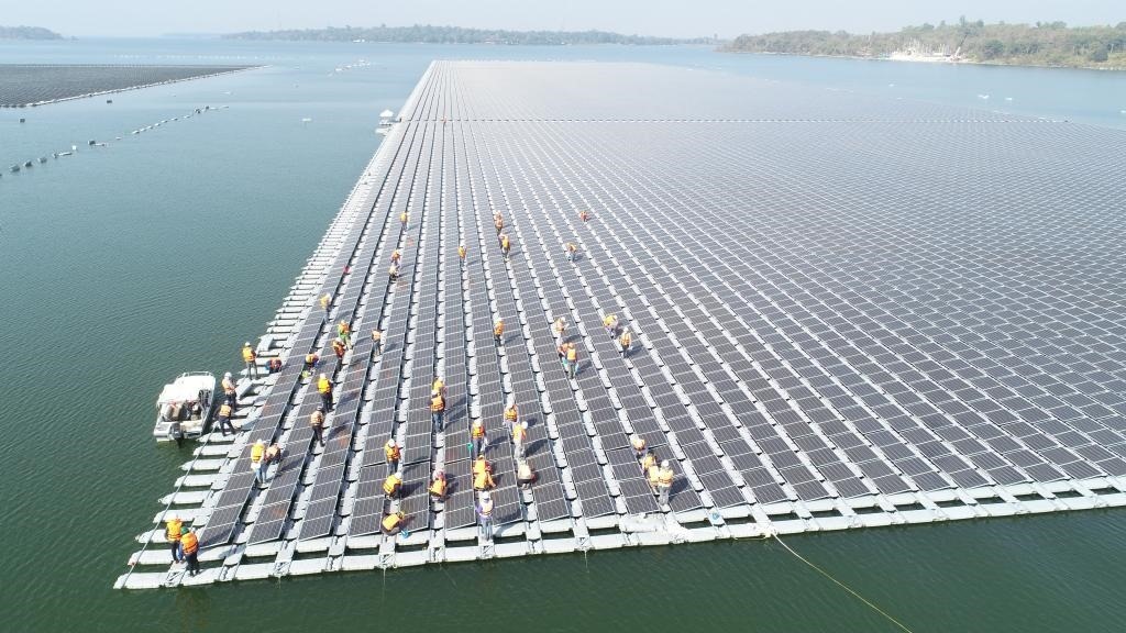 2021年1月23日，施工人員檢查泰國烏汶府詩琳通大壩綜合浮體光伏項目的太陽能板安裝情況。新華社發(fā)（泰國國家電力局項目組供圖）