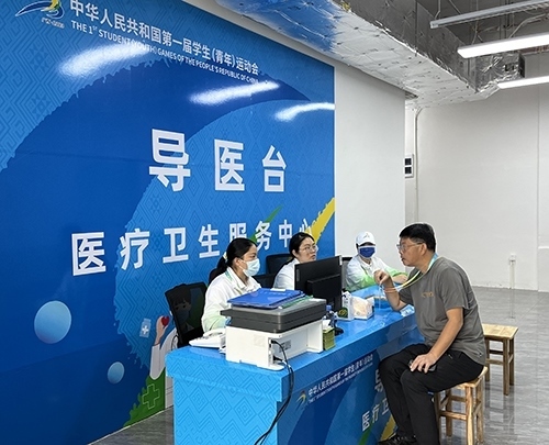 村內(nèi)住客在醫(yī)療衛(wèi)生服務(wù)中心導(dǎo)醫(yī)臺(tái)問診。人民網(wǎng)記者 歐興榮攝