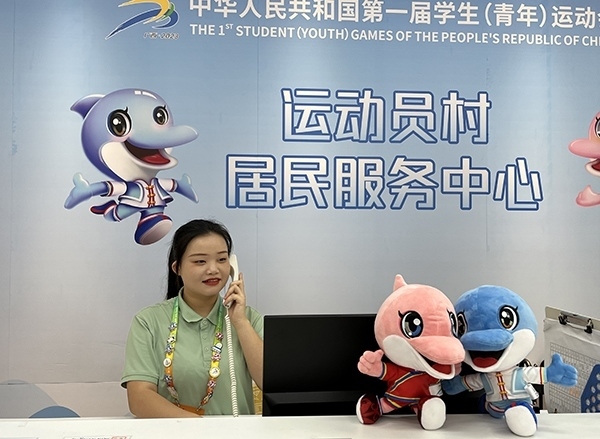 朱珊妮在接聽住宿服務(wù)中心的熱線電話。人民網(wǎng)記者 歐興榮攝