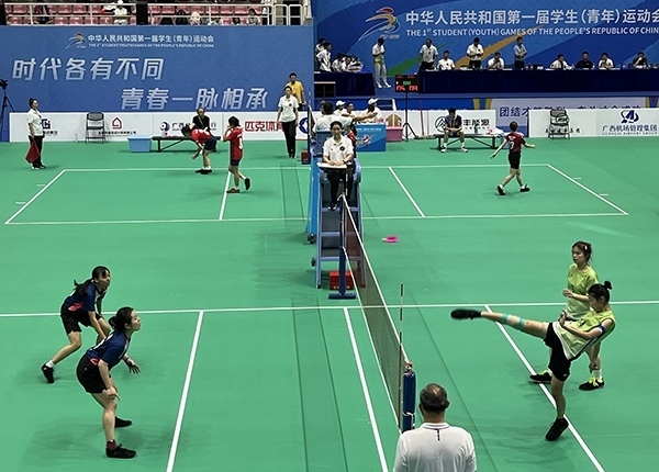 11月11日，第一屆全國(guó)學(xué)生（青年）運(yùn)動(dòng)會(huì)毽球（校園組）比賽現(xiàn)場(chǎng)。人民網(wǎng)記者 歐興榮攝