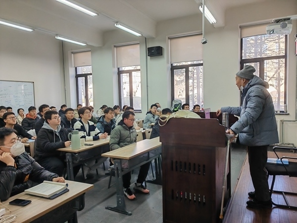 鐘萬勰院士為研究生上課。大連理工大學(xué)供圖