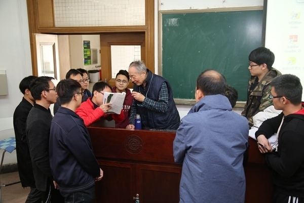 鐘萬勰院士為學(xué)生們答疑解惑。大連理工大學(xué)供圖