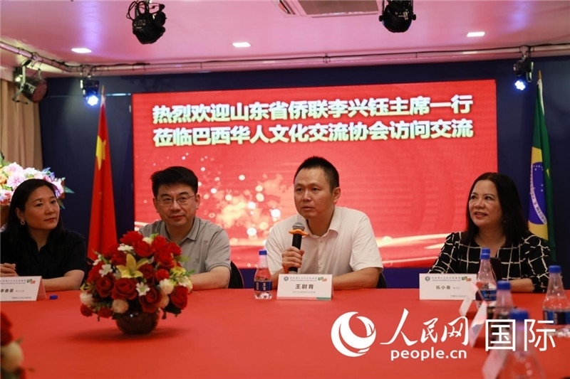 中國(guó)駐里約熱內(nèi)盧副總領(lǐng)事王尉育（右二）發(fā)表致辭。人民網(wǎng)記者宋亦然攝