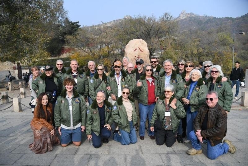 2023年10月29日，美國飛虎隊(duì)老兵莫耶一行人在北京八達(dá)嶺長城合影留念。