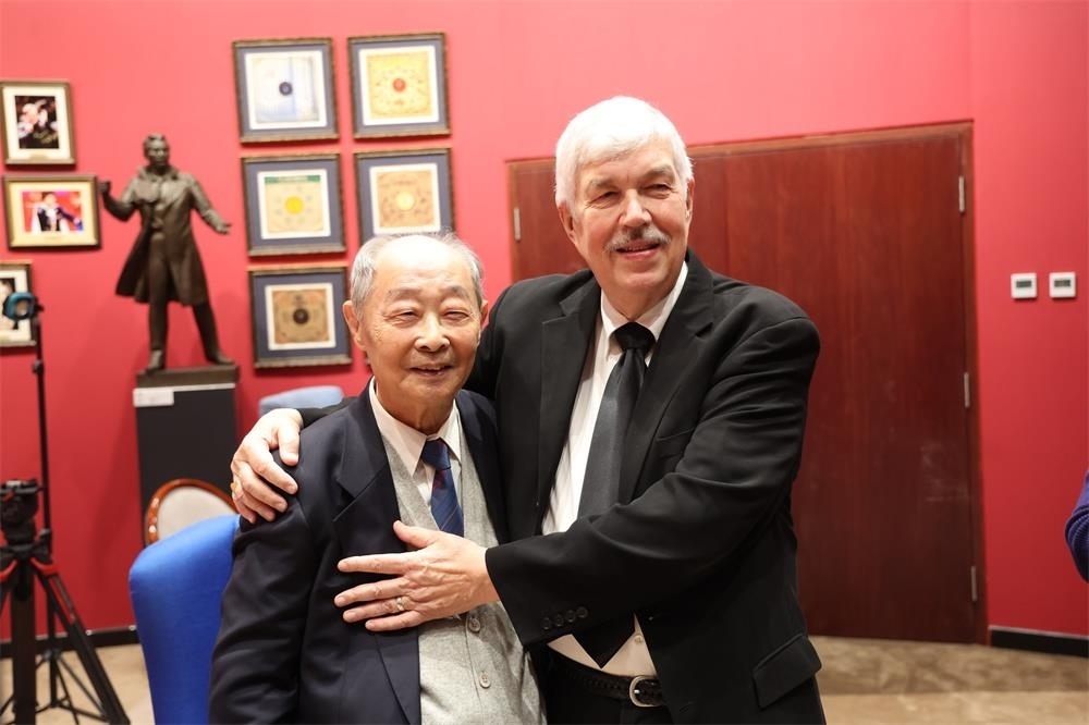 費(fèi)城交響樂團(tuán)小提琴演奏家戴維·布斯與原中央樂團(tuán)小提琴演奏家朱信人50年后再相聚。