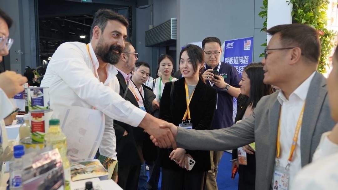 第六屆進(jìn)博會上，國內(nèi)一家超市行業(yè)的客商與來自美國佐治亞州的企業(yè)展商達(dá)成初步合作意向。