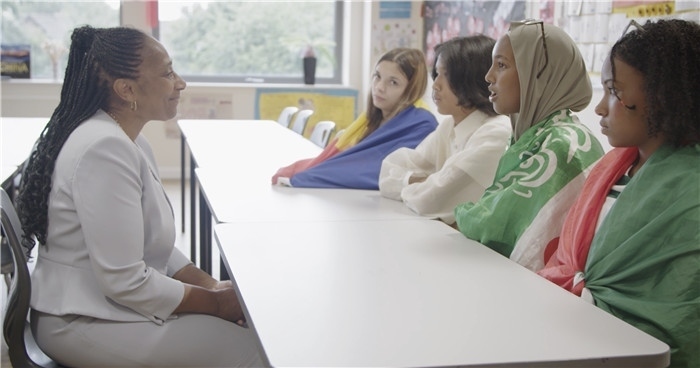 瓊·戴嵐與學(xué)生交流。帕特里克·謝德-西蒙茲攝