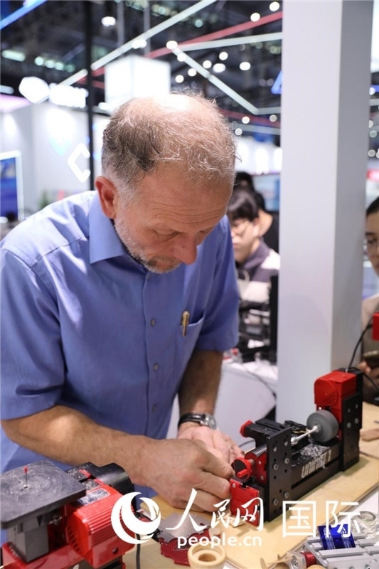 第25屆中國國際高新技術成果交易會15日在深圳開幕，圖為展商現場演示精密加工工具。人民網記者 魯揚攝