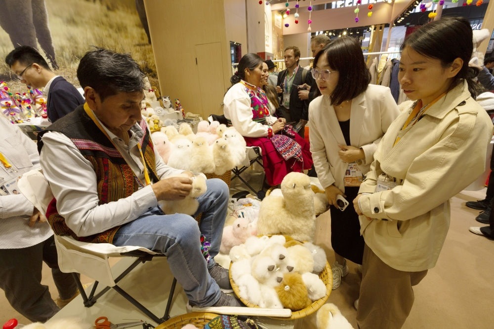 2023年11月7日，秘魯羊駝毛制品手藝人馬馬尼大叔在中國上海舉辦的第六屆進博會上展示羊駝玩偶制作工藝。秘魯特色羊駝毛制品連續(xù)六屆在進博會上亮相，收獲大量訂單。進博會大舞臺讓秘魯傳統(tǒng)手藝人有了更廣闊的發(fā)展空間。