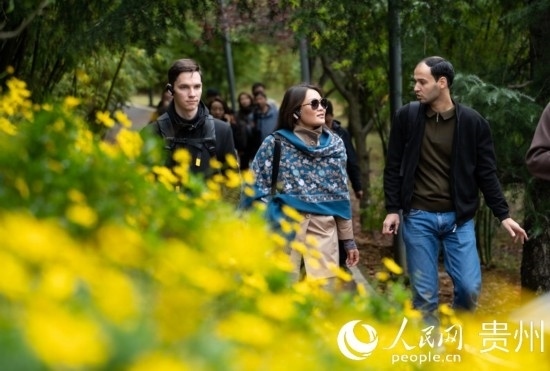 歐亞國家媒體記者走進(jìn)觀山湖公園。人民網(wǎng) 陽茜攝