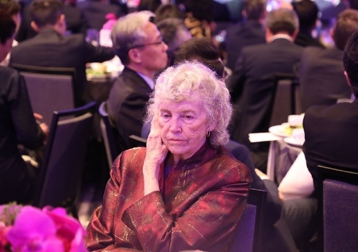 當?shù)貢r間11月15日晚，國家主席習(xí)近平在美國舊金山出席美國友好團體聯(lián)合舉行的歡迎宴會。在熱烈的掌聲中，習(xí)近平發(fā)表重要演講。圖為參加晚宴人士認真聆聽演講。人民日報記者 李志偉 攝