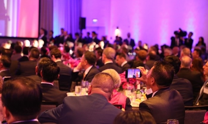 當?shù)貢r間11月15日晚，國家主席習(xí)近平在美國舊金山出席美國友好團體聯(lián)合舉行的歡迎宴會。在熱烈的掌聲中，習(xí)近平發(fā)表重要演講。圖為參加晚宴人士認真聆聽演講。人民日報記者 李志偉 攝